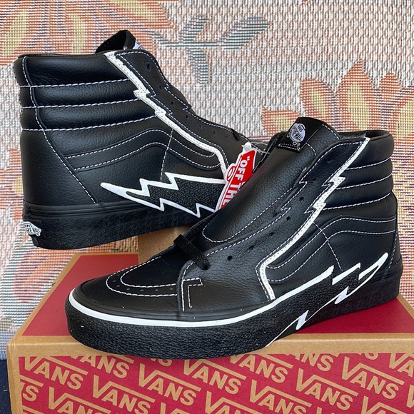Vans WMNS Sk8-Hi Bolt Black/Black
VN0A5JIVBKA1
Sneakers - athletic shoes - Picture 9 of 16